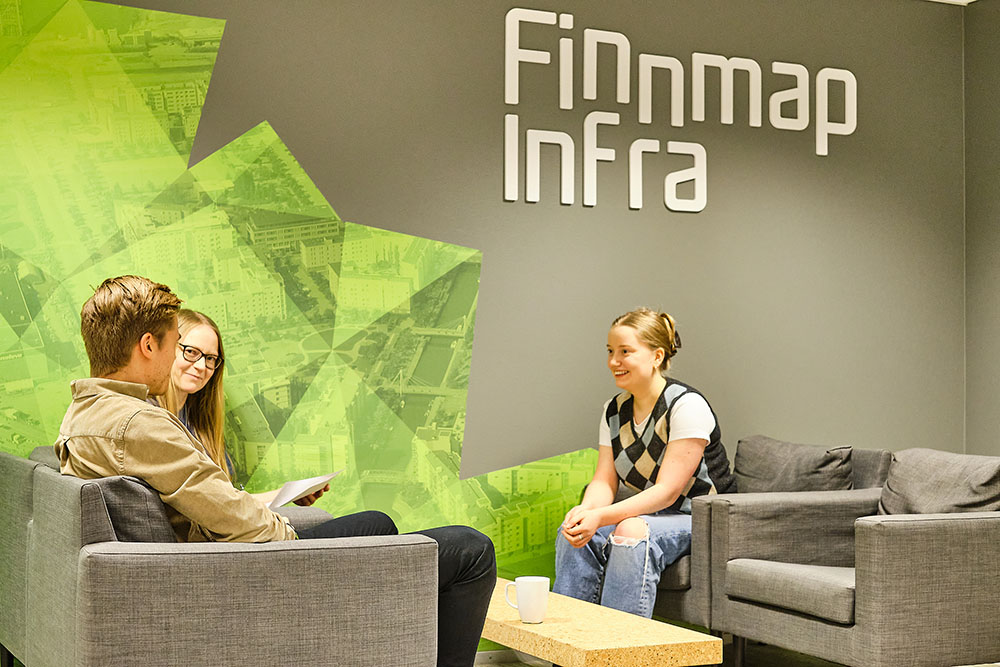 Kolme opiskelijaa istuu sohvalla