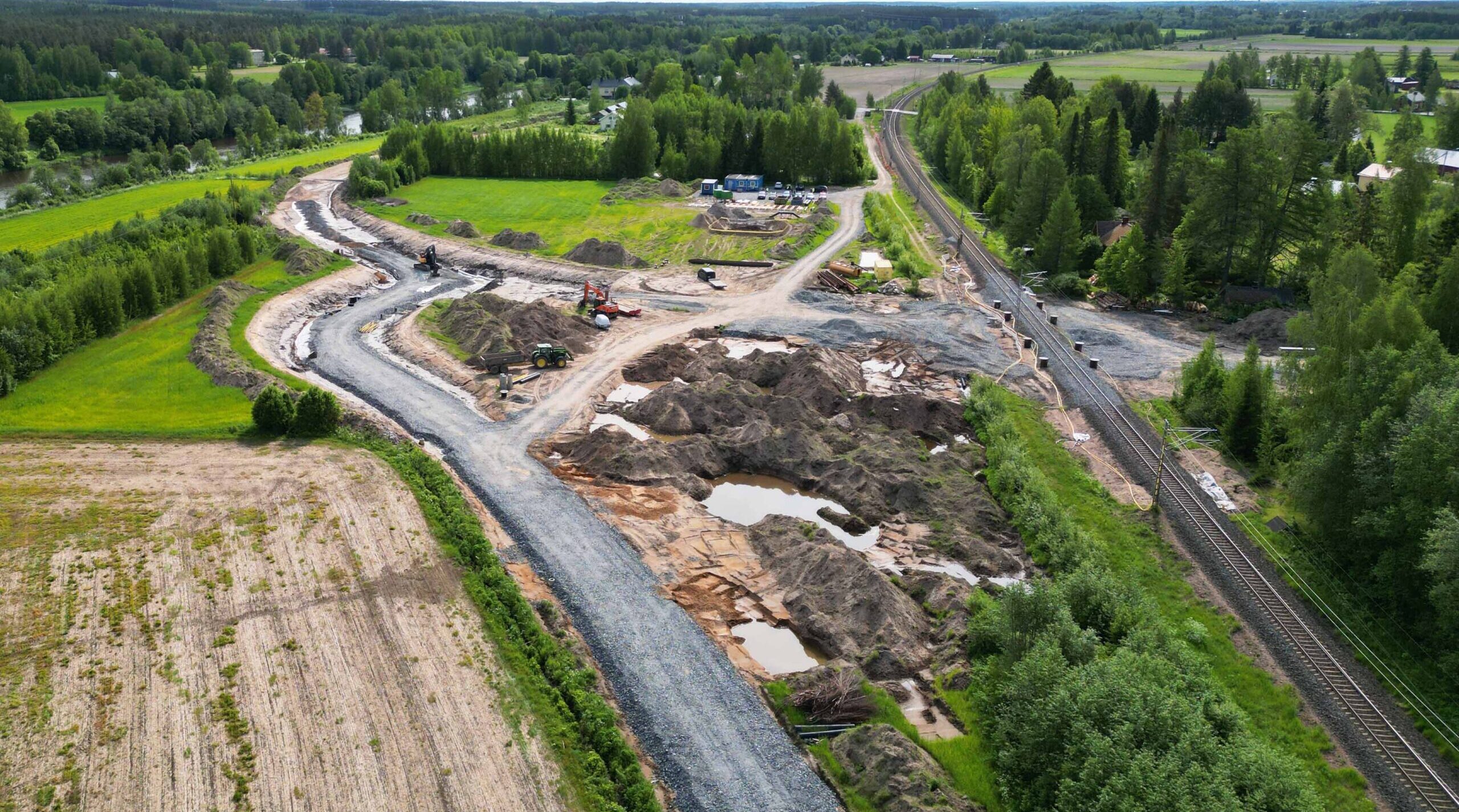 Ilmakuva rakennustyömaasta radan vieressä