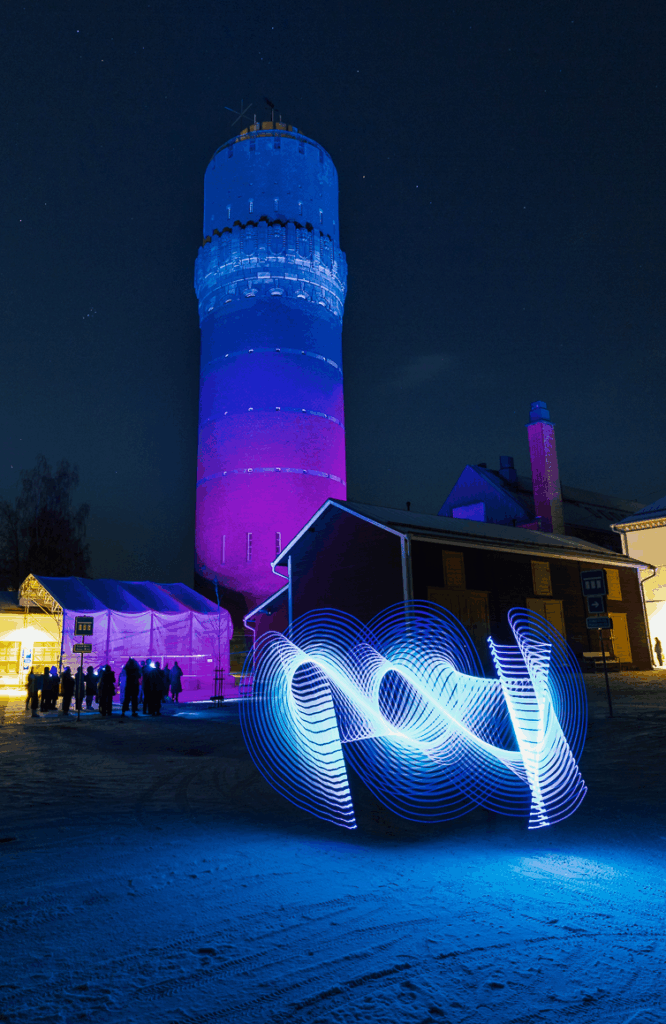 Sinisellä ja violetilla valolla valaistu rakennus