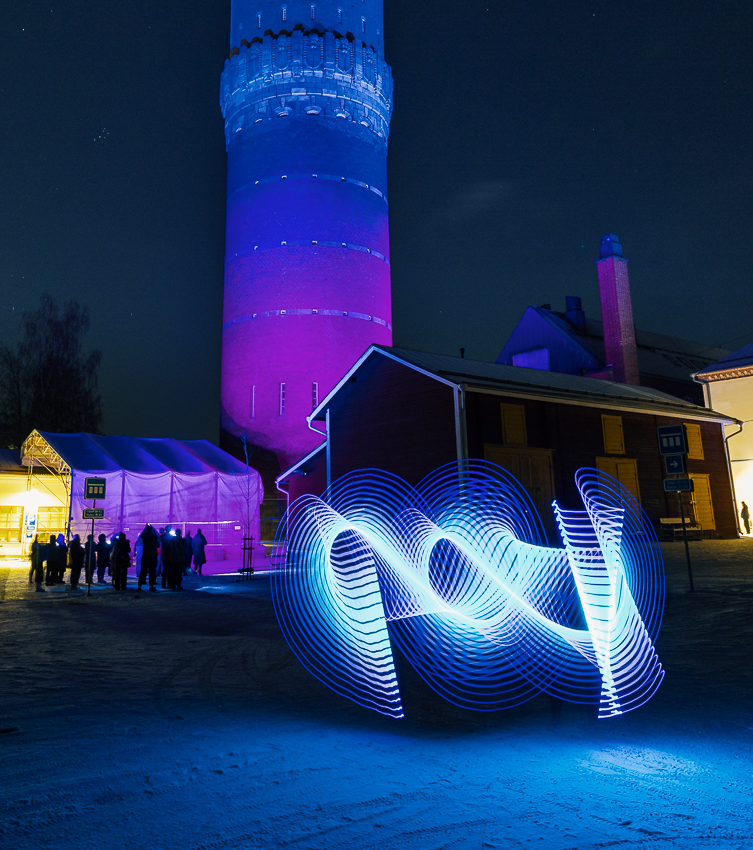 Sinisellä ja violetilla valolla valaistu rakennus