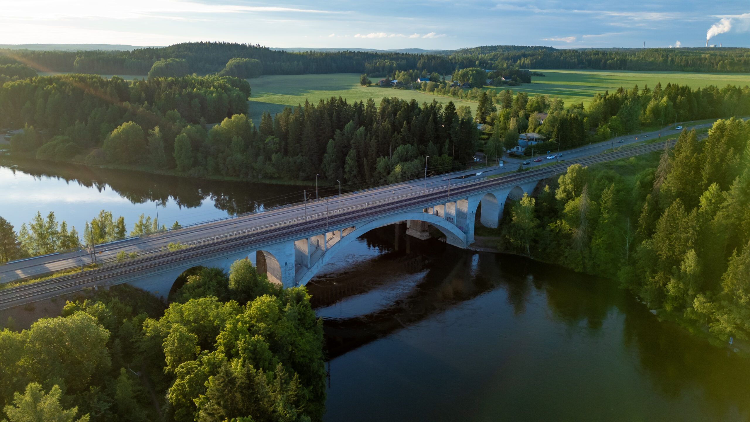 Vesistön ylittävä ratasilta kesäisen luonnon keskellä. Kuva: Länsirata Oy